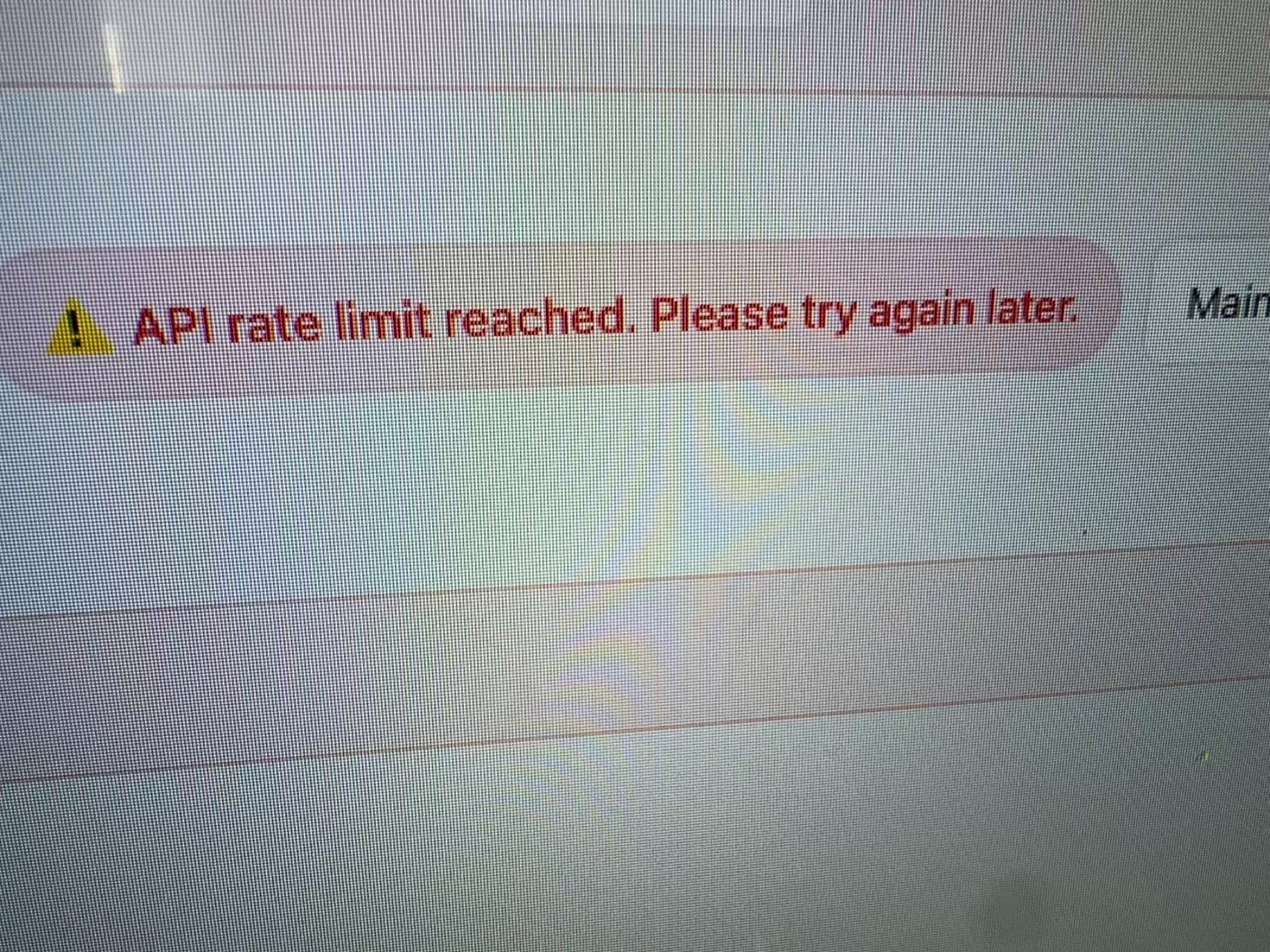 图片展示的是龙虾报错界面，显示“API rate limit reached. Please try again later.”（API速率限制已达到。请稍后再试。），左侧有黄色感叹号图标。该图片与文档中龙虾上下文16k解决方案的上下文相关，用于直观呈现龙虾报错API rate limit的情况，提示用户在本地上下文配置为16k时，需自行修改相关配置以解决此报错问题。